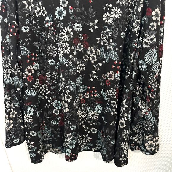Lane Bryant Black Floral V Neck Pullover Long Sleeve VERY SOFT Sweater 26/28 - Picture 3 of 6